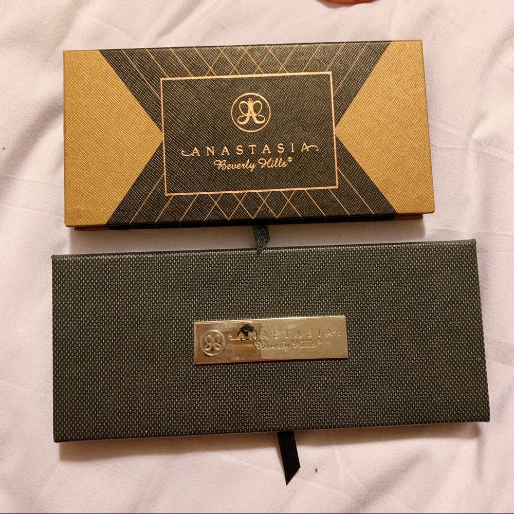 Bundle of two Anastasia Beverly Hills palettes